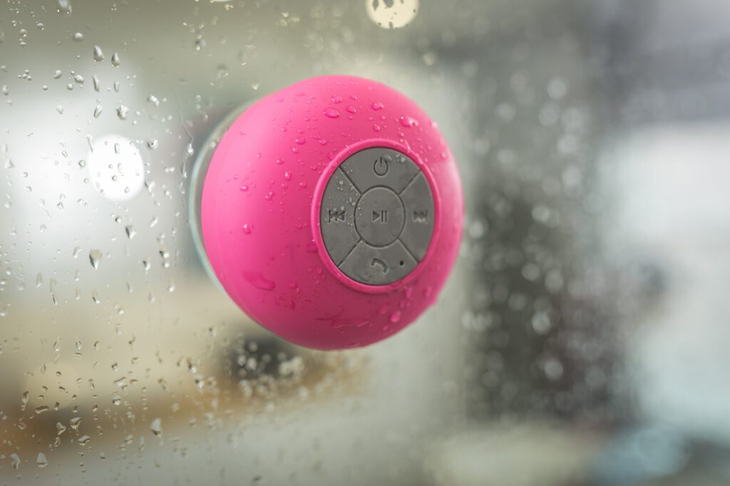 Selbst in der Dusche machen viele Bluetooth Lautsprecher eine gute Figur.