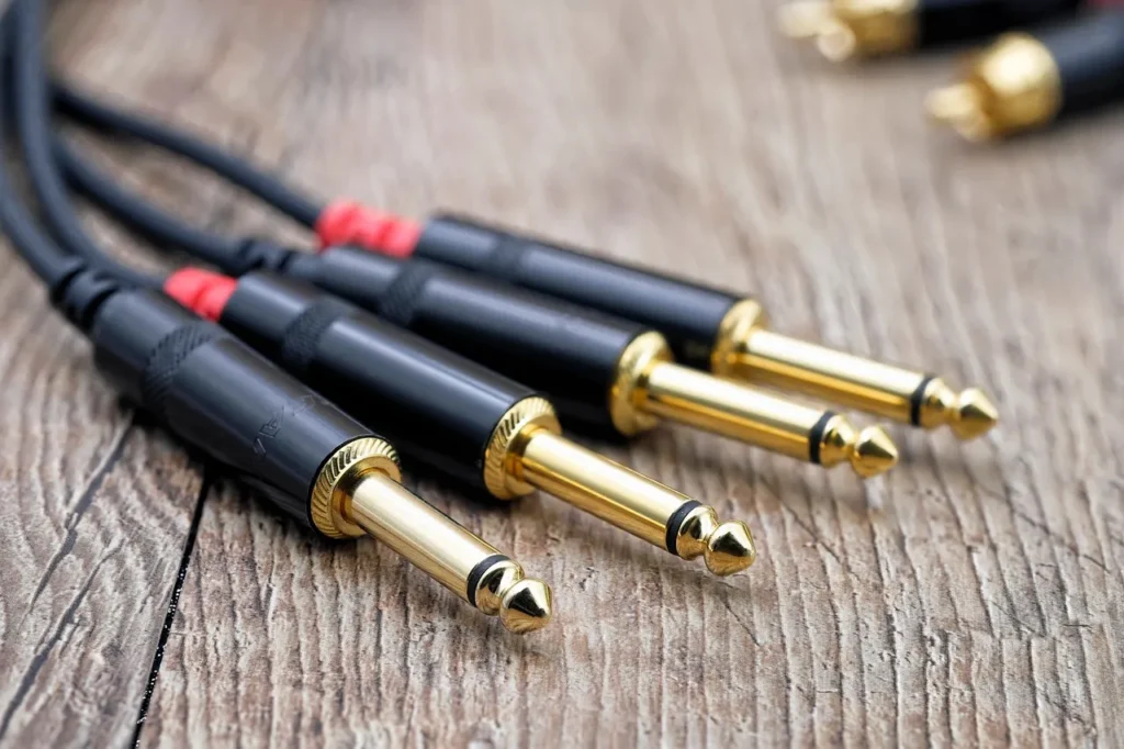 Wie wichtig sind vergoldete Stecker für Lautsprecherkabel?